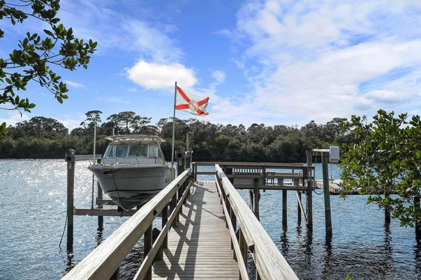Exterior, Lake