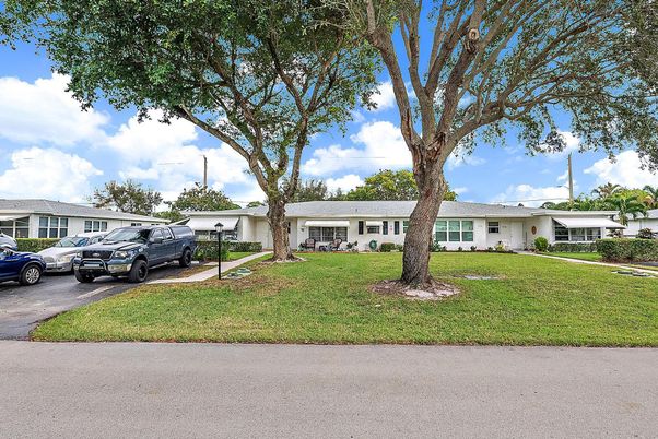 Backyard, Exterior, Facade, Ranch