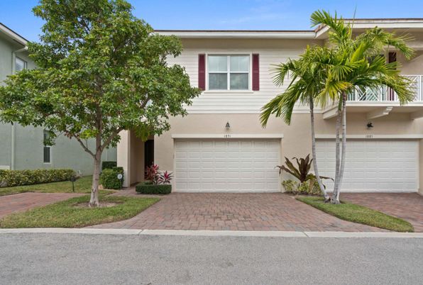 Attached, Exterior, Facade, Mediterranean