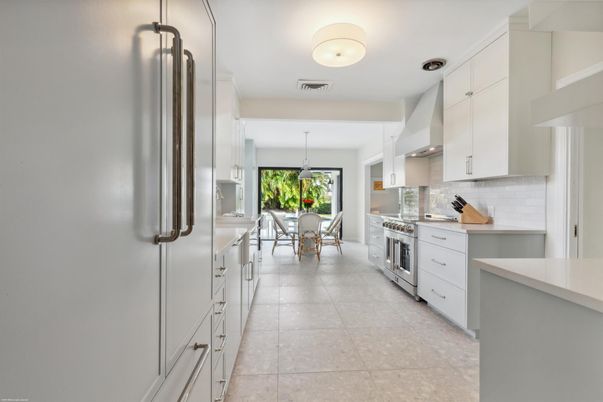 Dining room, Interior, Kitchen, Pendant Lights, Stainless Steel Appliances