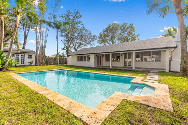Exterior, Pool