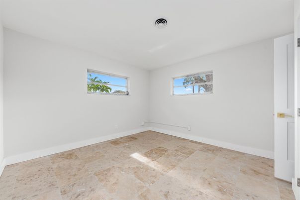 Empty room, Interior