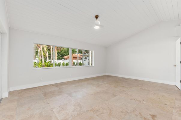 Empty room, Interior