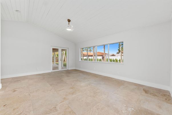 Empty room, Interior