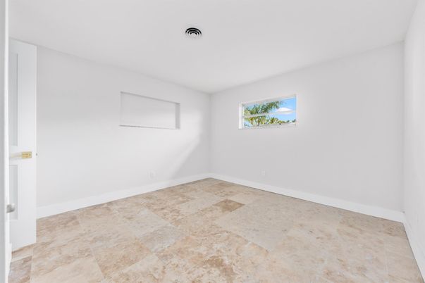 Empty room, Interior
