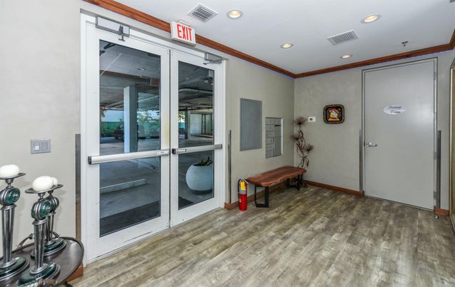Fitness Equipment, Interior, Recessed Lighting, Wood Texture Flooring