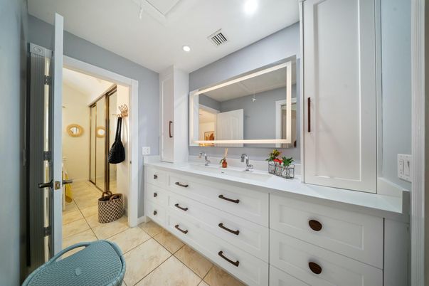 Bathroom, Dual Sink Vanities, Interior, Recessed Lighting