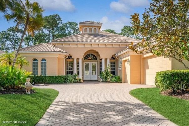 Attached, Exterior, Facade, Mediterranean