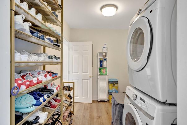 Interior, Utility Closets, Washer, Wood Texture Flooring