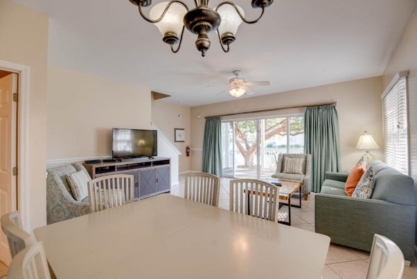Chandelier, Dining room, Interior, Living room