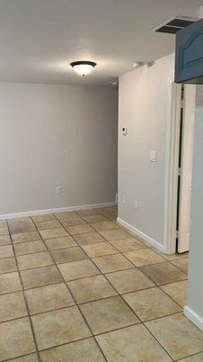Empty room, Interior