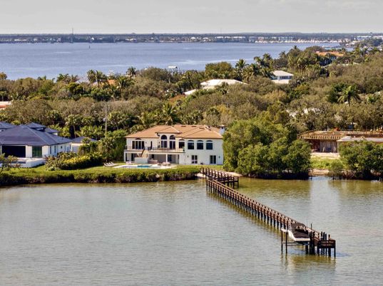 Exterior, Lake