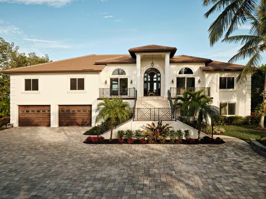 Attached, Exterior, Facade, Mediterranean