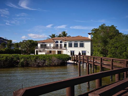 Exterior, Lake