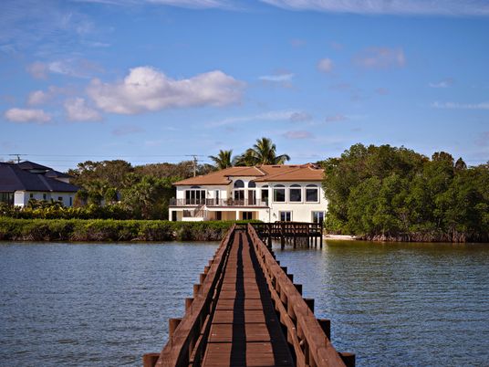 Exterior, Lake