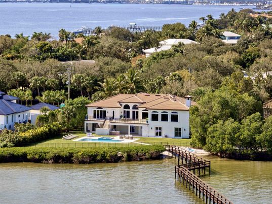 Exterior, Lake