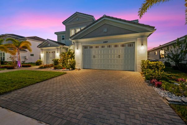 Attached, Exterior, Facade, American Craftsman