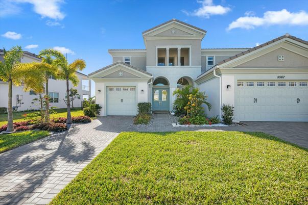 Attached, Exterior, Facade, Mediterranean