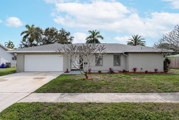 Attached, Exterior, Facade, Ranch