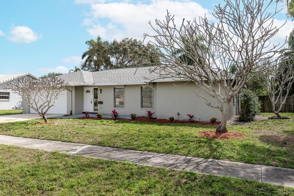 Backyard, Exterior, Facade, Ranch