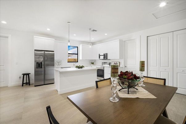 Dining room, Interior, Kitchen, Pendant Lights, Recessed Lighting, Stainless Steel Appliances