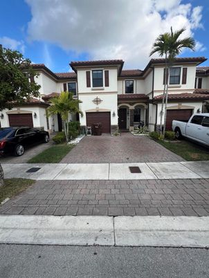 Attached, Exterior, Facade, Mediterranean