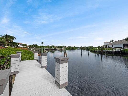 Exterior, Lake