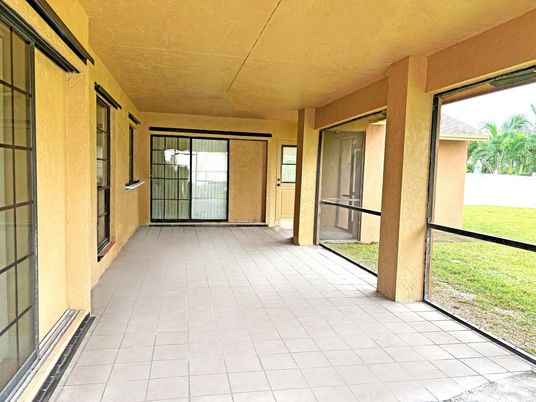 Empty room, Interior