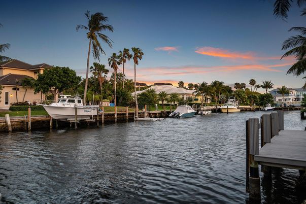 Exterior, Lake