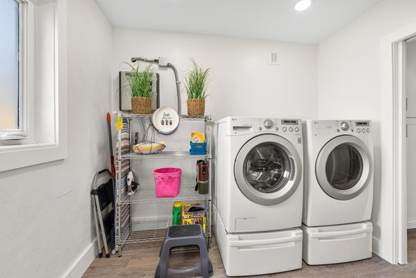 Interior, Recessed Lighting, Washer, Wood Texture Flooring