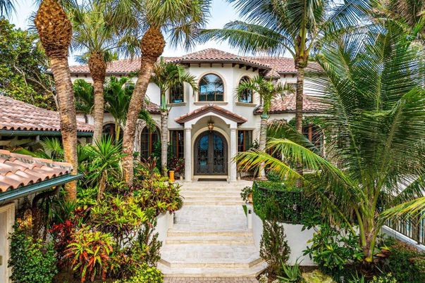 Exterior, Facade, Mediterranean