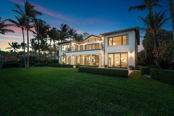 Backyard, Exterior, Facade, Modern