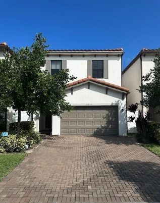 Attached, Exterior, Facade, Mediterranean