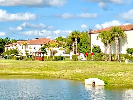Exterior, Lake
