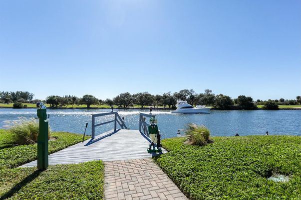 Exterior, Lake