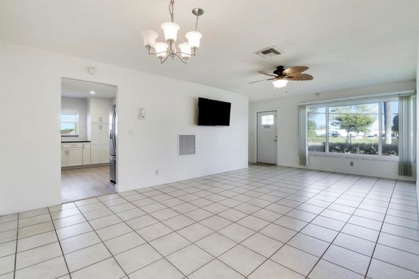 Chandelier, Empty room, Interior, Recessed Lighting