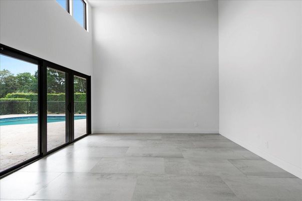 Empty room, Interior