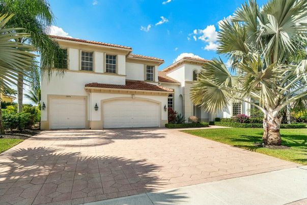 Attached, Exterior, Facade, Mediterranean