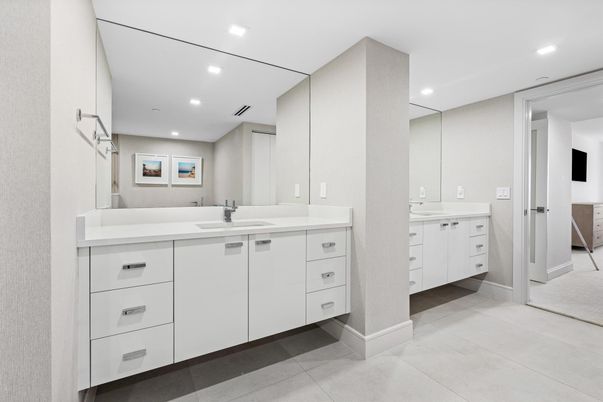 Bathroom, Dual Sink Vanities, Interior, Recessed Lighting