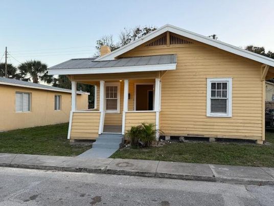 Exterior, Facade, Ranch