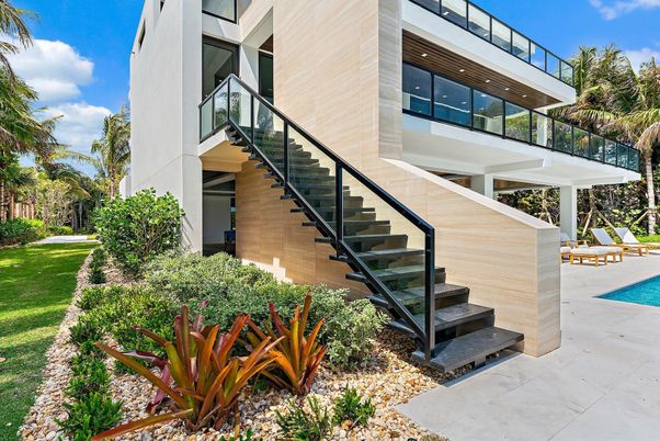 Exterior, Facade, Modern