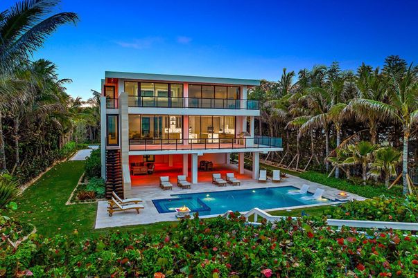 Backyard, Exterior, Facade, Pool, Modern