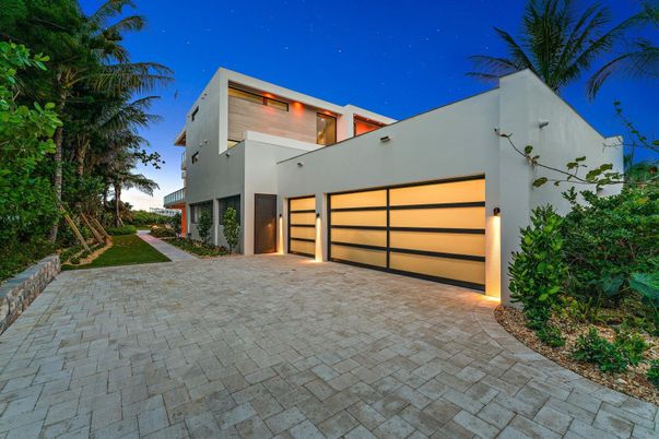 Attached, Exterior, Facade, Modern