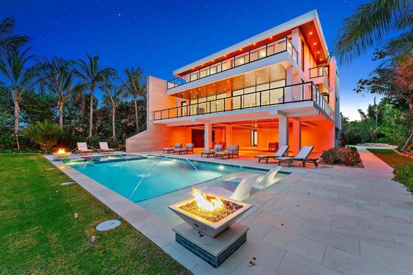 Backyard, Exterior, Facade, Pool, Modern