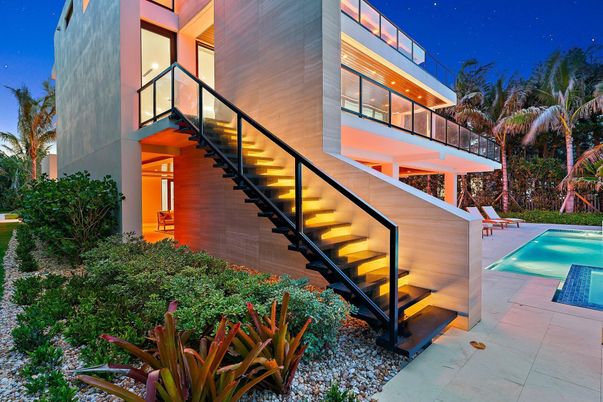 Exterior, Facade, Pool, Modern