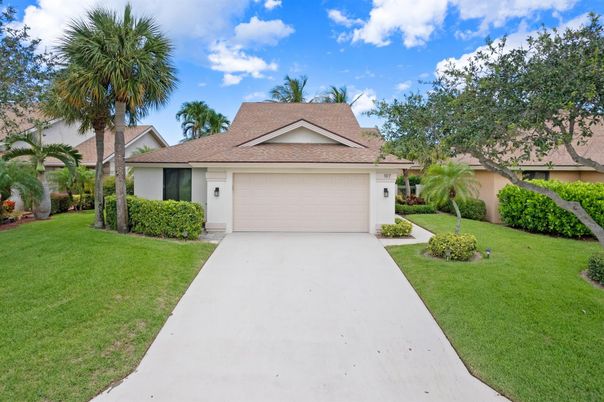 Attached, Exterior, Facade, Ranch