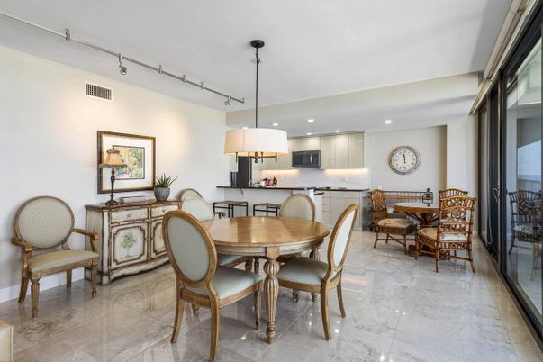 Chandelier, Dining room, Interior, Kitchen, Marble, Recessed Lighting