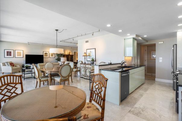 Dining room, Interior, Kitchen, Living room, Recessed Lighting