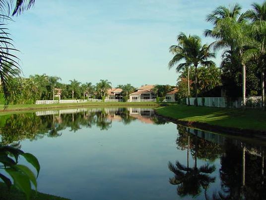 Exterior, Lake
