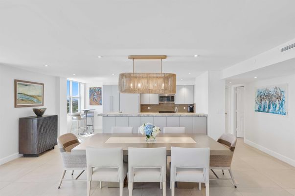 Chandelier, Dining room, Interior, Kitchen, Recessed Lighting, Stainless Steel Appliances